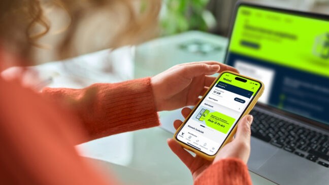 A person browsing the Yettel website on a laptop and smartphone.